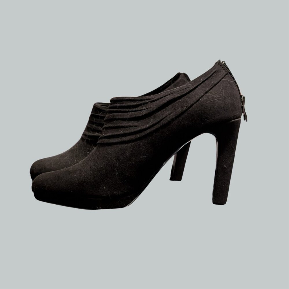 US 8 booties with zip back